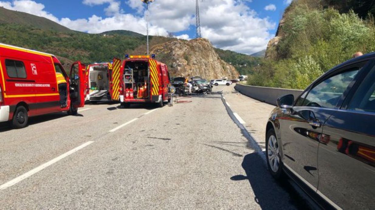 Vehicles de bombers al lloc de l'accident.