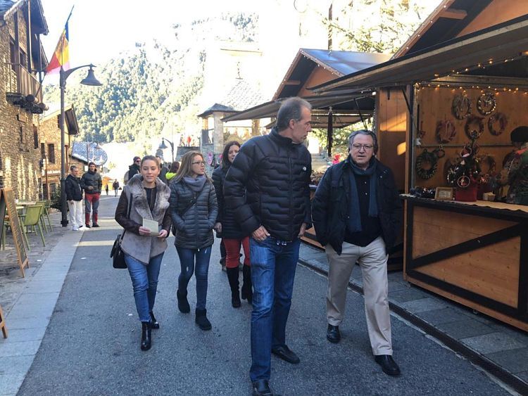 Dolsa i altres membres de la llista passegen per la Fira de Nadal.