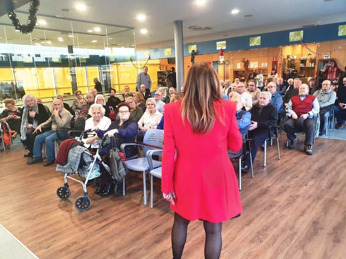 Marsol parla als padrins que han assistit al berenar.