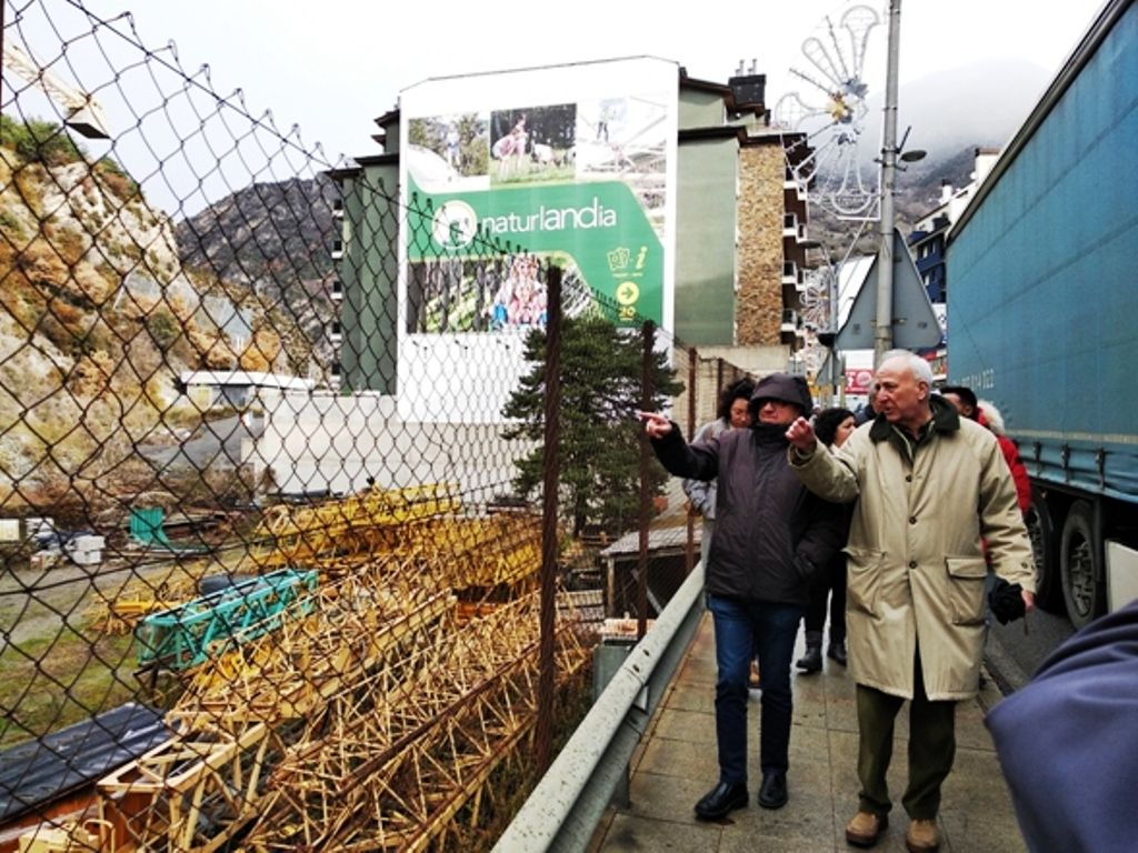 Els candidats d'Units pel Canvi a l'avinguda Francesc Cairat de Sant Julià de Lòria.