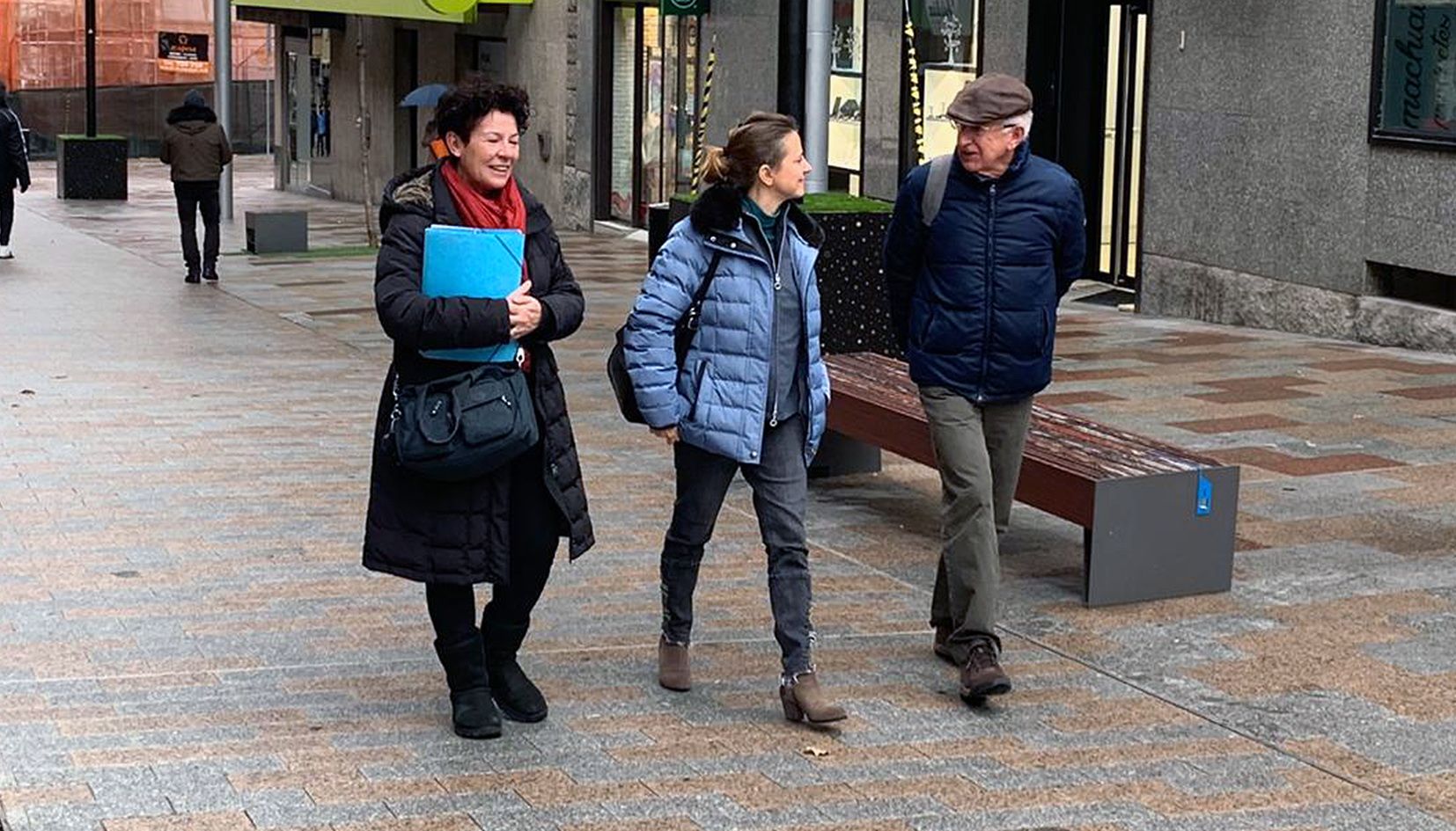 Rosa Gili, al centre, amb els integrants de la candidatura Magda Mata i Ferran Goya.