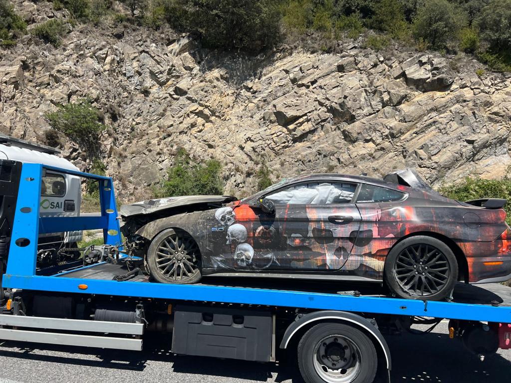 El cotxe sent retirat de la zona de l'accident.