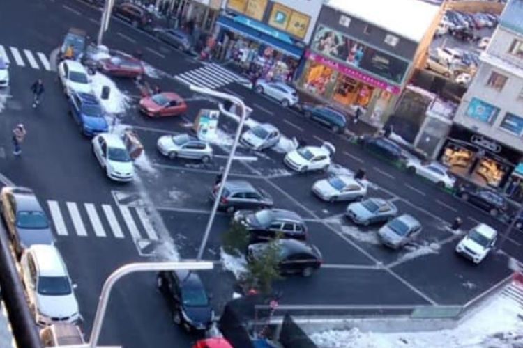 Els cotxes aparcats sobre la nova plaça de l'Església.