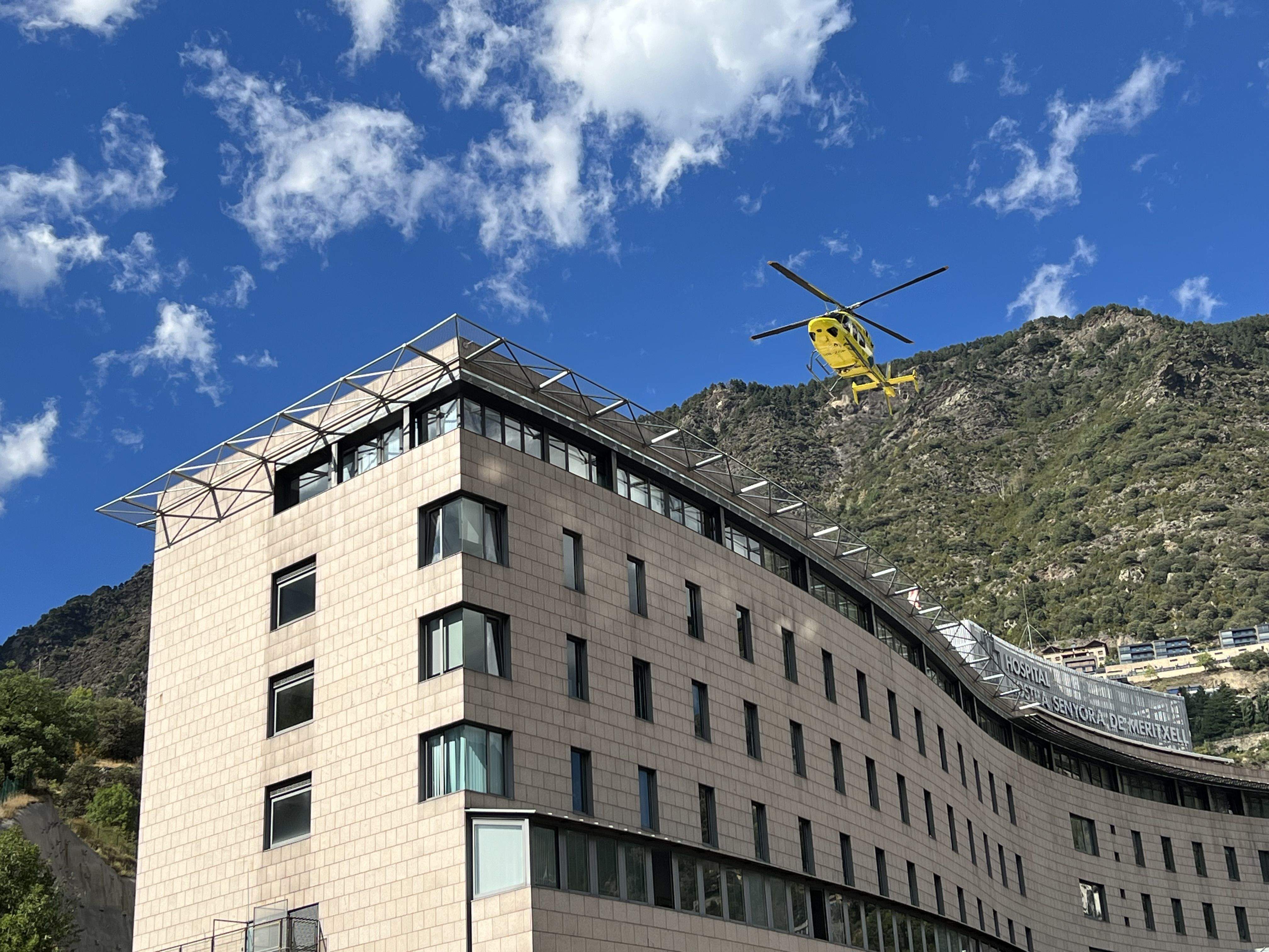 L'helicòpter que traslladarà el ciclista a Barcelona sortint de l'hospital.