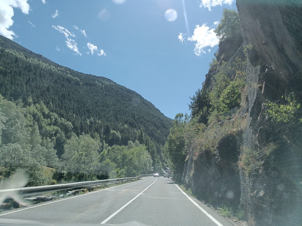 Marques a la carretera on s'ha produit l'accident.