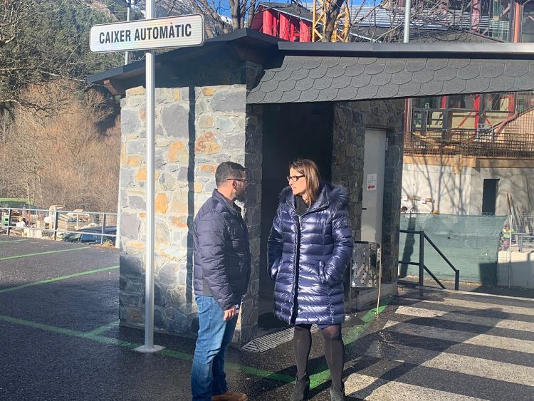 Iriarte i Tudó, al costat del caixar d'un aparcament.