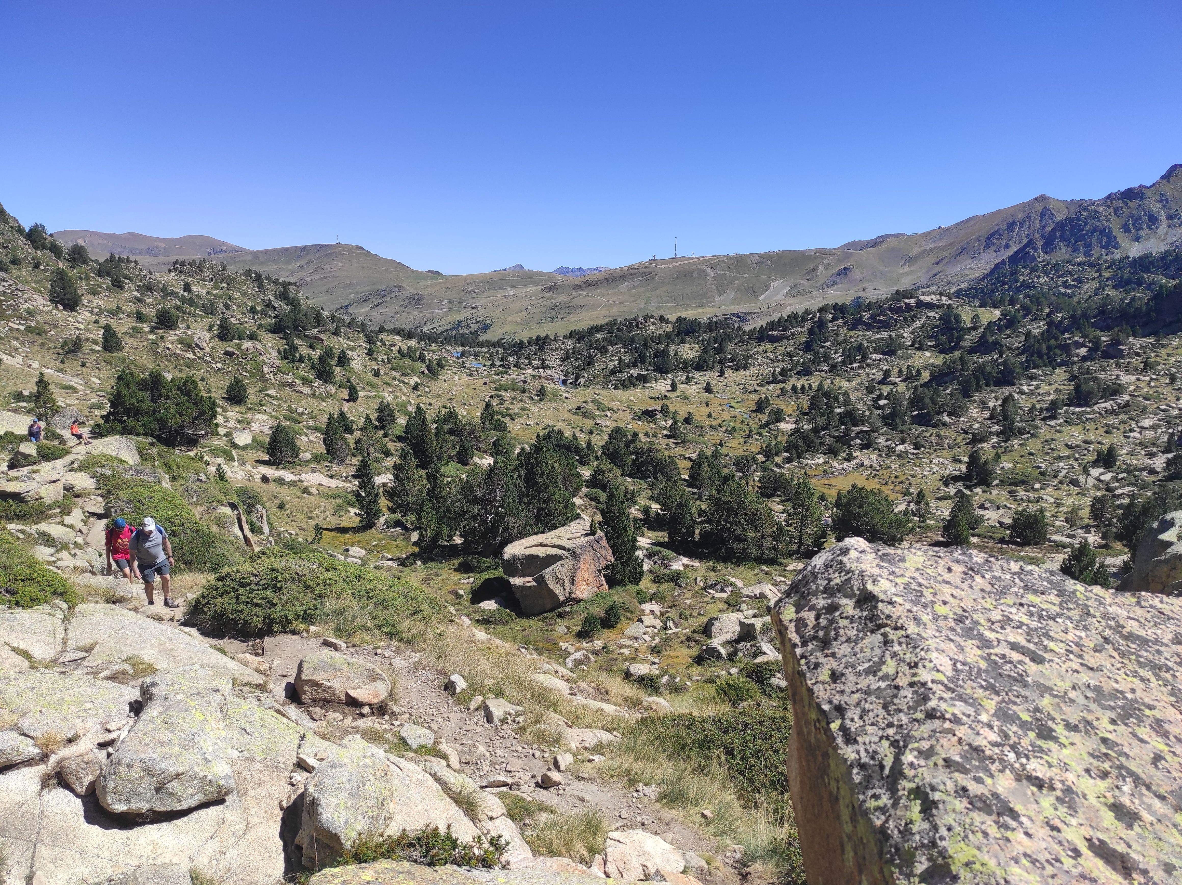 Excursionistes a la zona de Pessons.