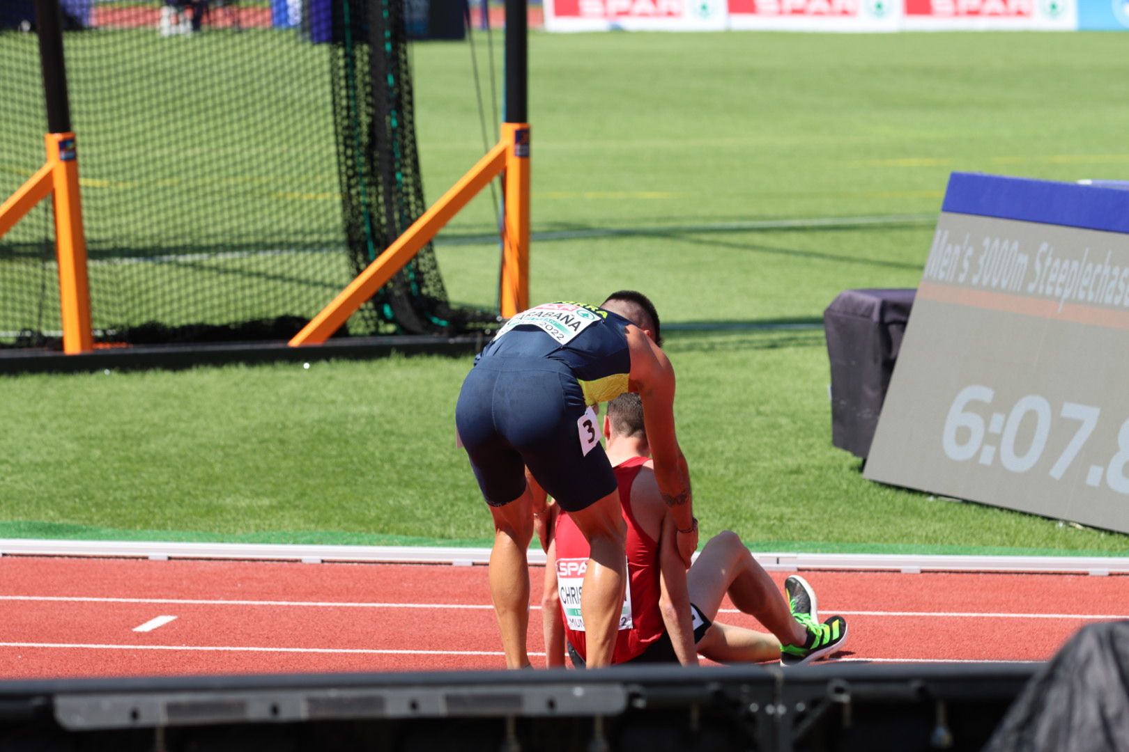 Nahuel Carabaña socorrent l’atleta danès Axel Vang Christensen.