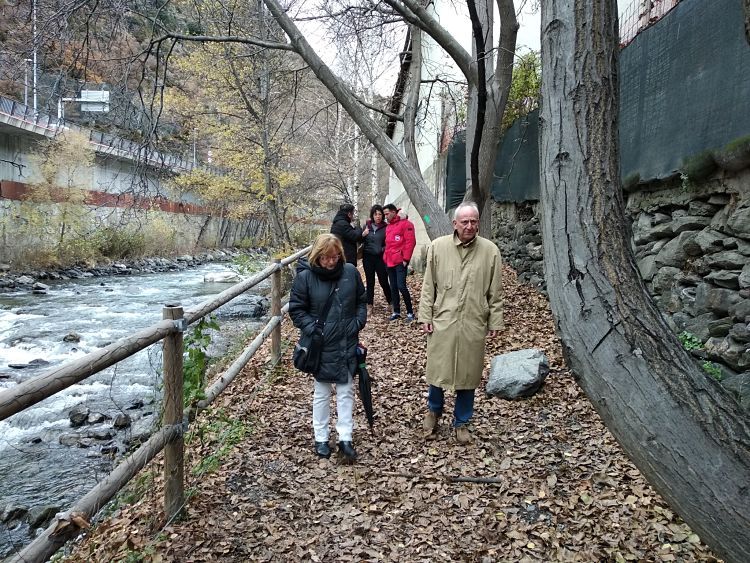 Sánchez i altres membres d'Units pel Canvi, al passeig del Riu.