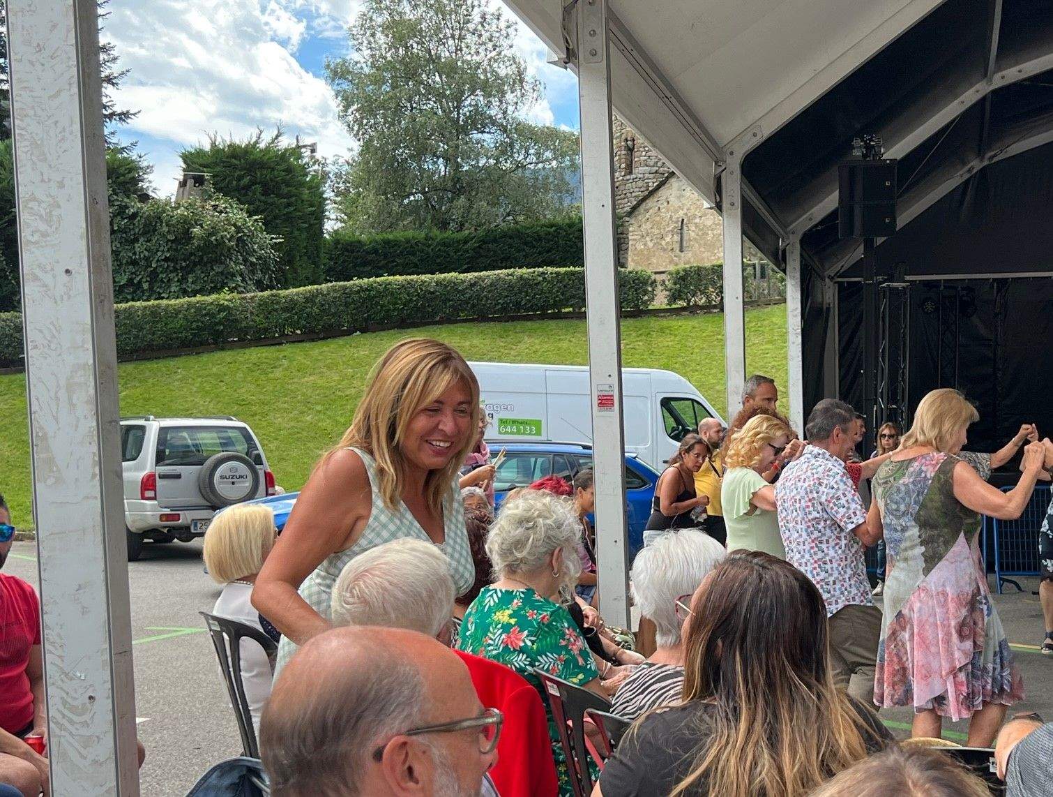 Marsol saludant els veïns durant la Festa Major de Santa Coloma