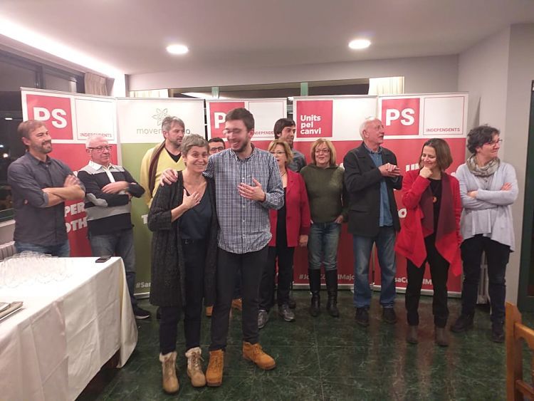 Padreny i Susanna Vela, amb els candidats de les llistes del PS.