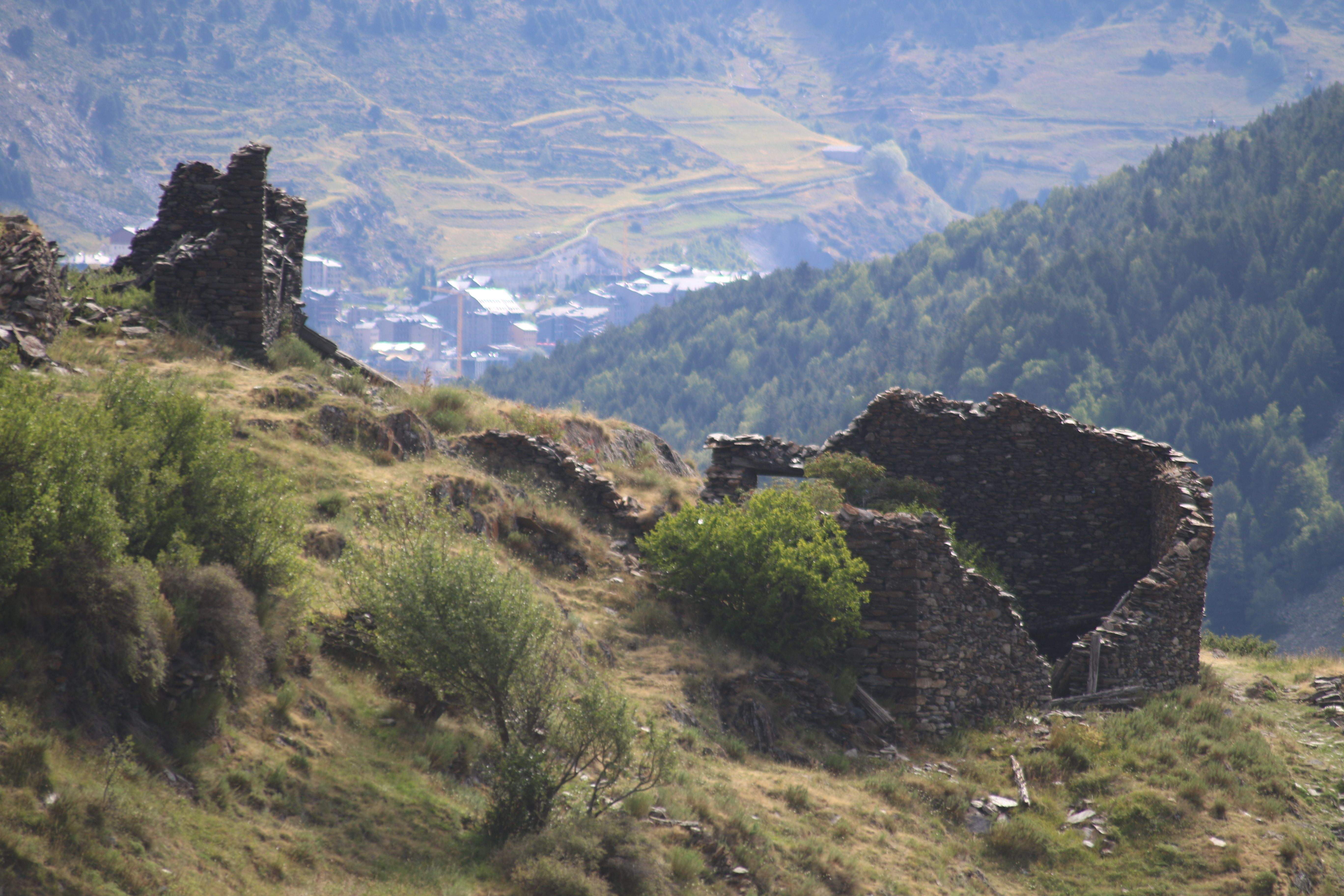 Edificis en runes de l'Armiana, per on poc o molt transcorreria el telefèric.