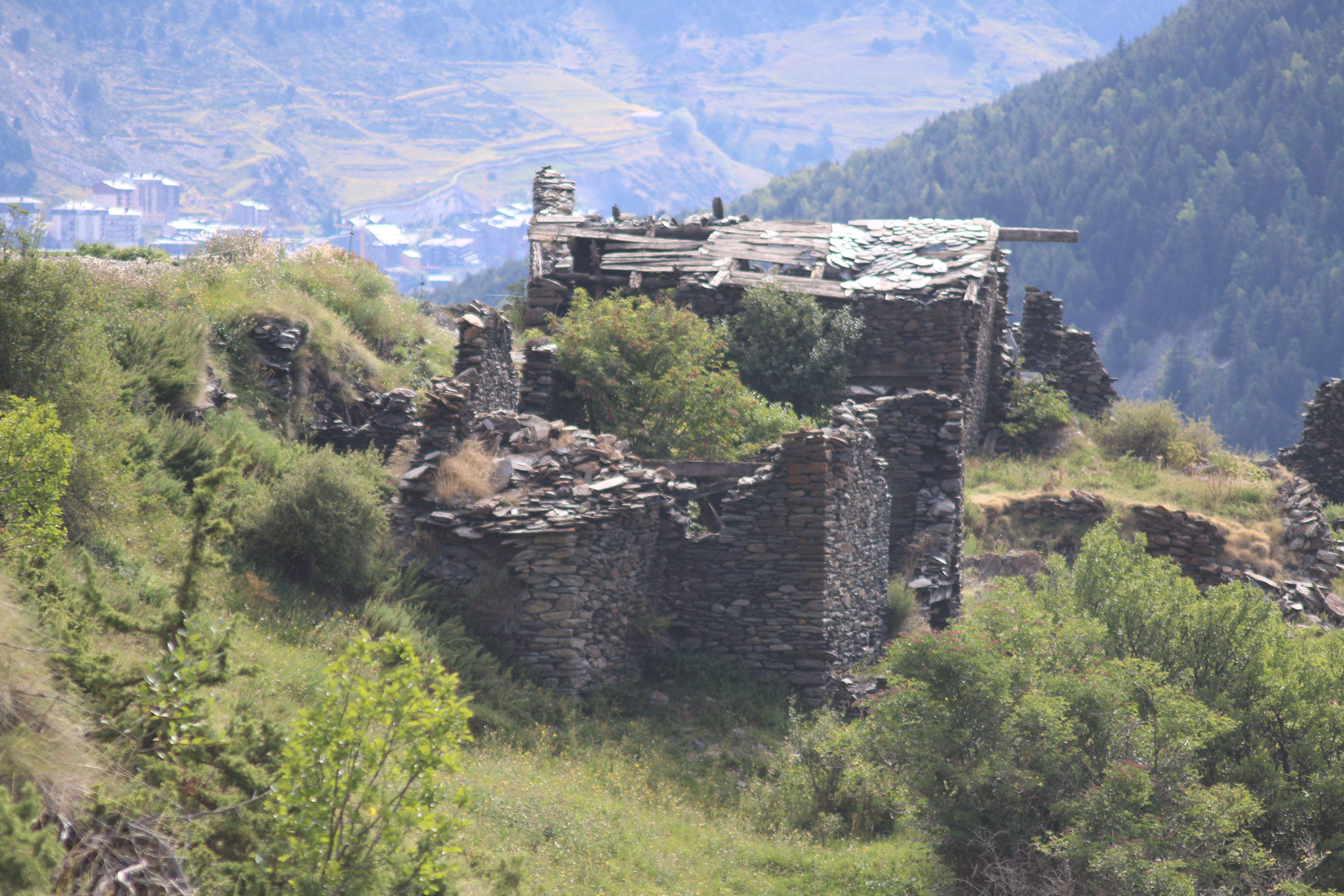 Algunes de les edificacions que hi ha actualment a l'Armiana.