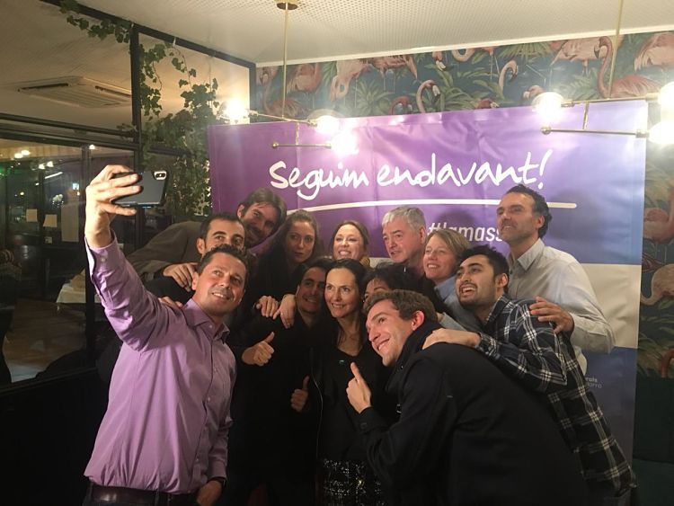 Els membres de CC es fan una selfie per celebrar el resultat.