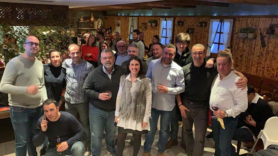 Els candidats d'En Comú segueixen l'escrutini a la seu electoral.