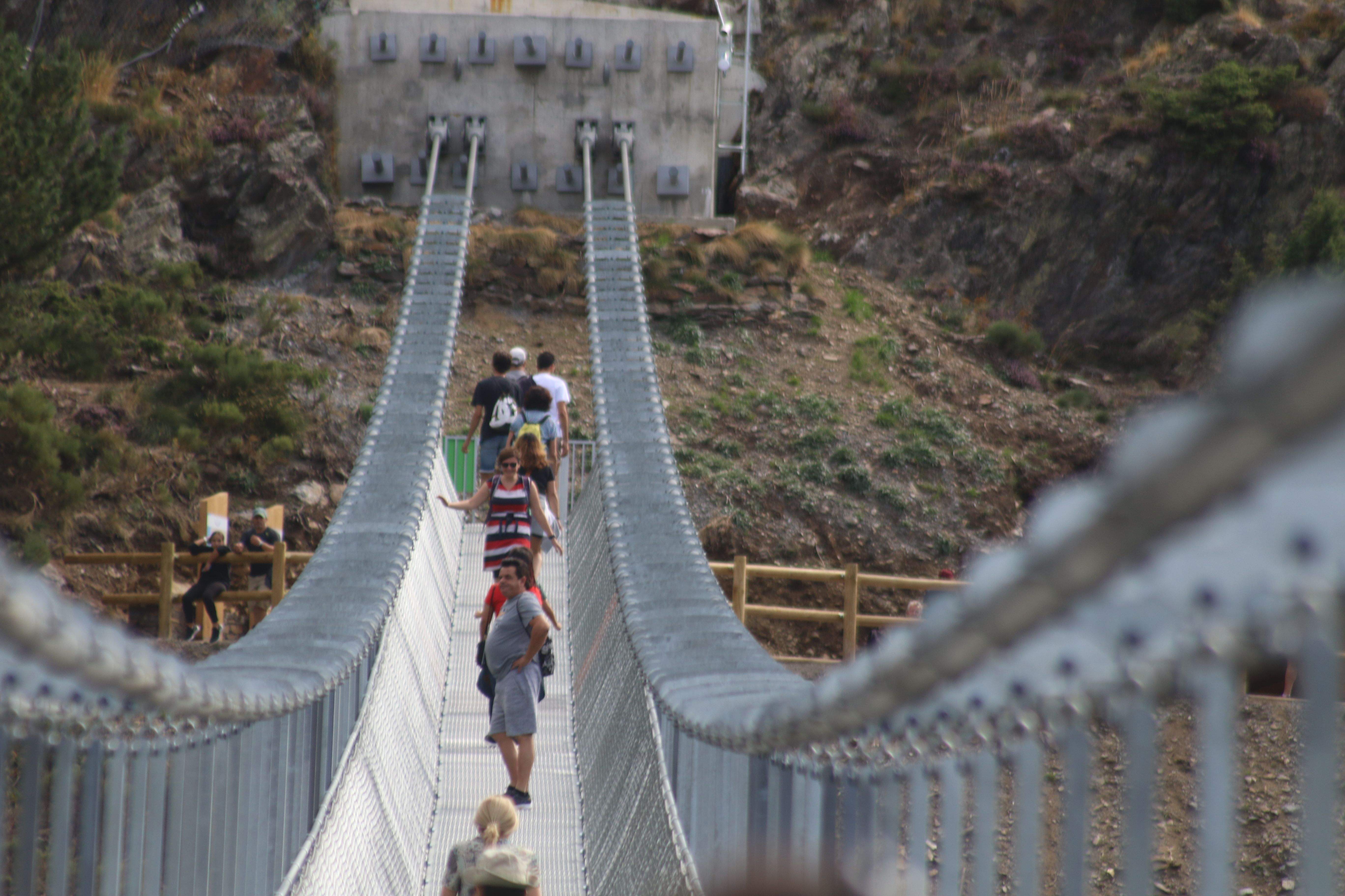 Visitants al pont tibetà de la val del Riu.