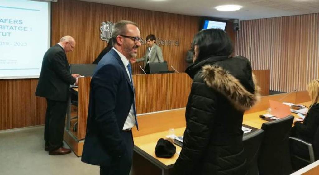 Filloy parla amb Carine Montaner abans de la seva compareixença.