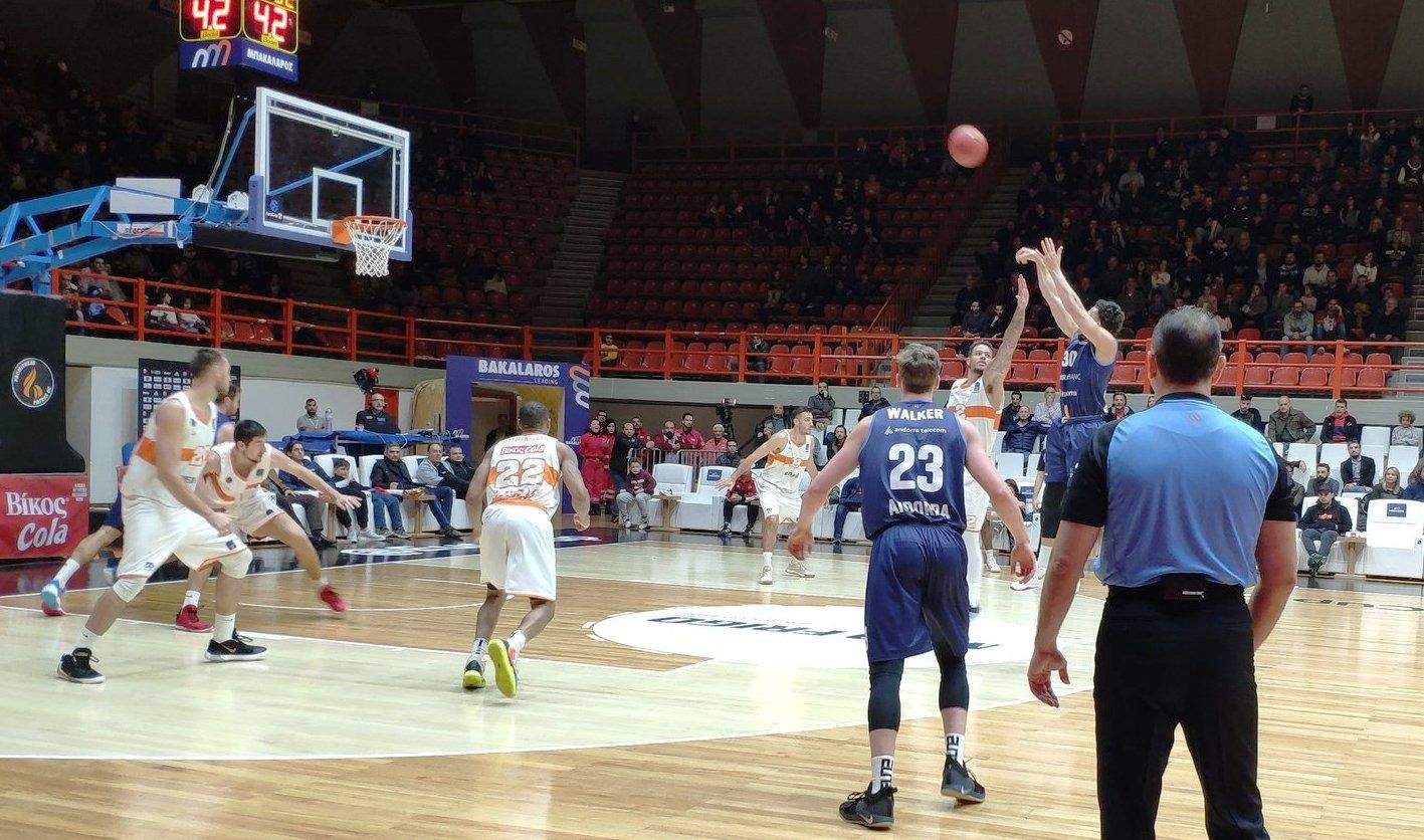 Senglin llença a cistella durant el partit d'aquest dimarts.