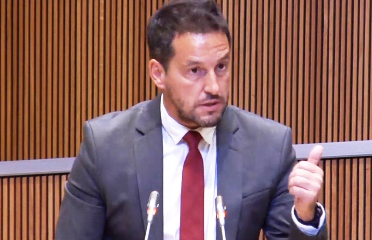 Pere López durant una de les seves intervencions a la sessió del Consell General d'aquest dijous.