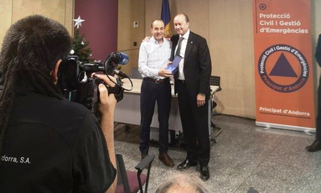 L'exdirector de Protecció Civil, Francesc Areny ha rebut una placa per part del ministre de Justícia i Interior, Josep Maria Rossell.