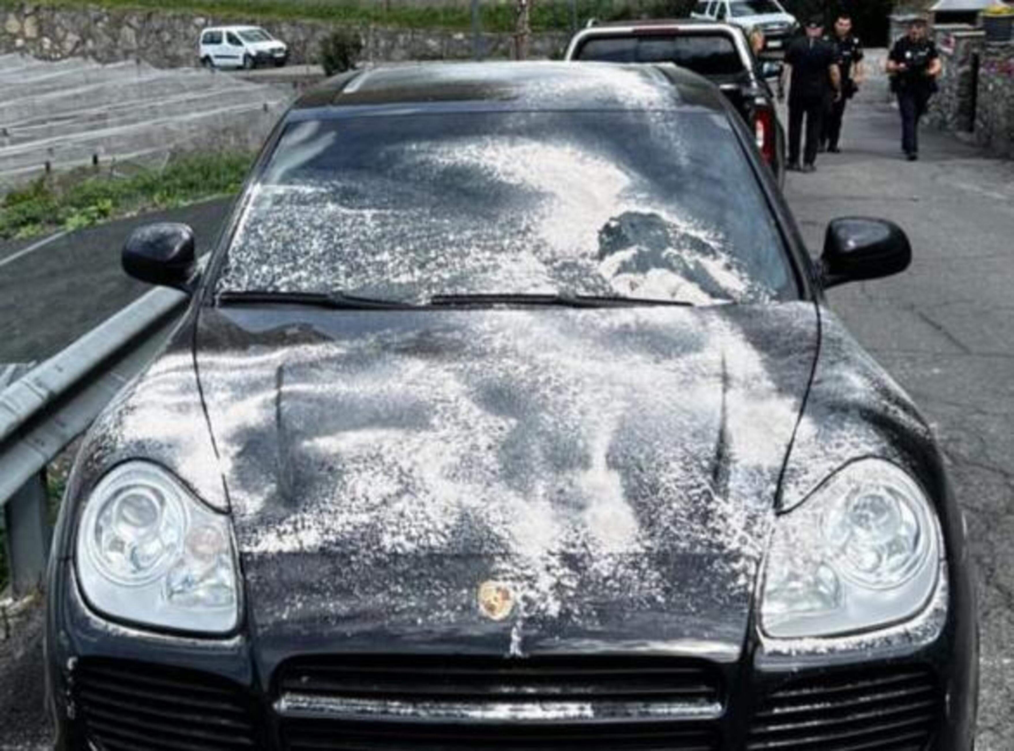 Els policies acudint al requeriment per la bretolada al Porsche.