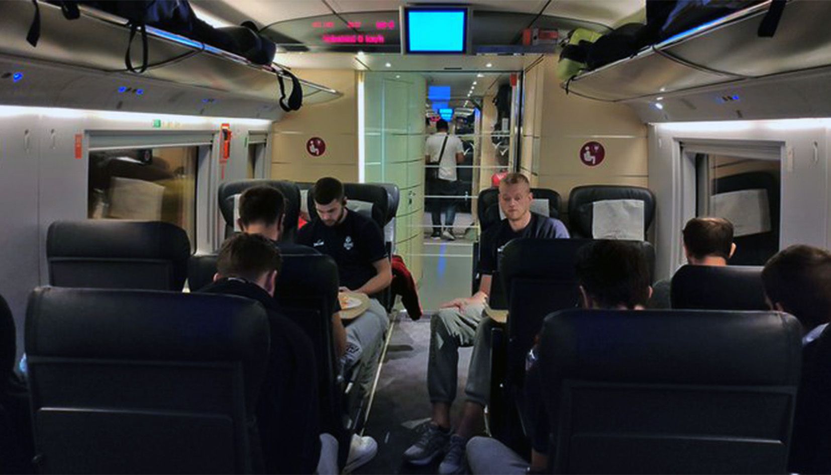 Diversos jugadors esperant al comboi de l'AVE.