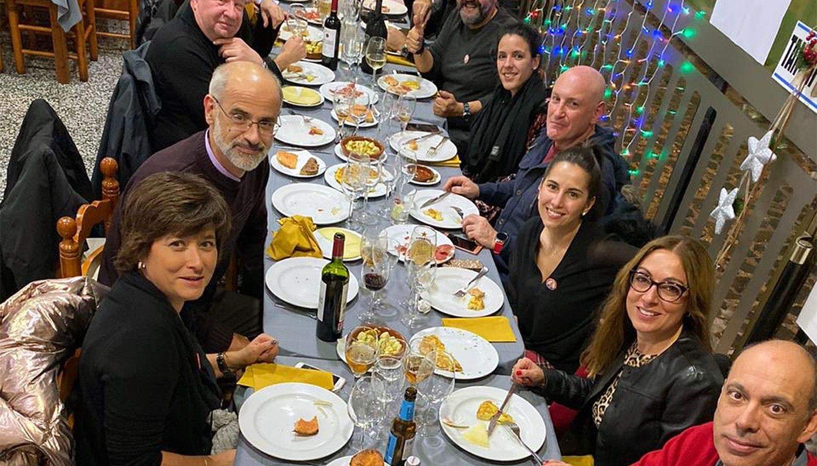 Toni Martí amb altres membres del comitè demòcrata d'Escaldes seguint el debat televisiu escaldenc.