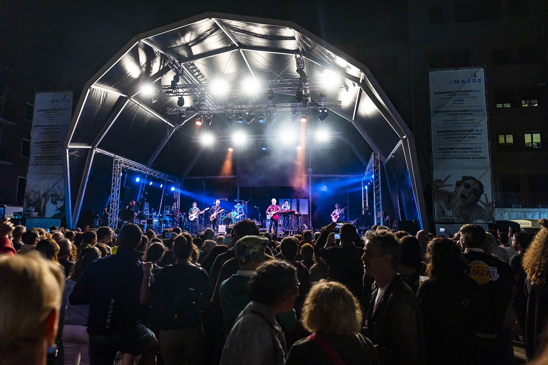 Ariel Rot i Kiko Veneno van portar la seva gira a la plaça de les Arcades.