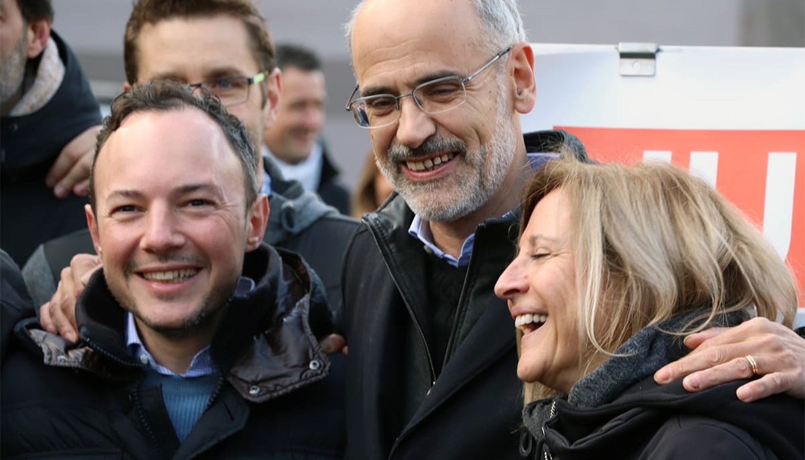 Toni Martí entre Xavier Espot i Núria Barquín l'1 de desembre, durant la penjada de cartells electorals.