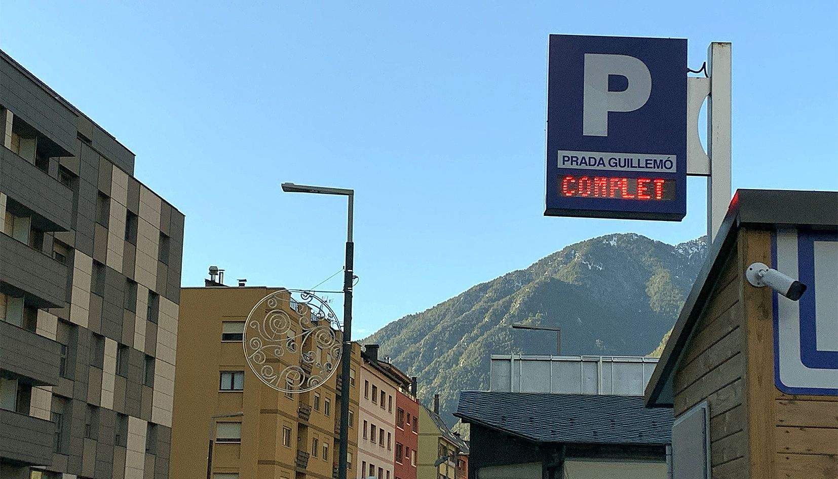 Un aparcament a Andorra la Vella, ple.