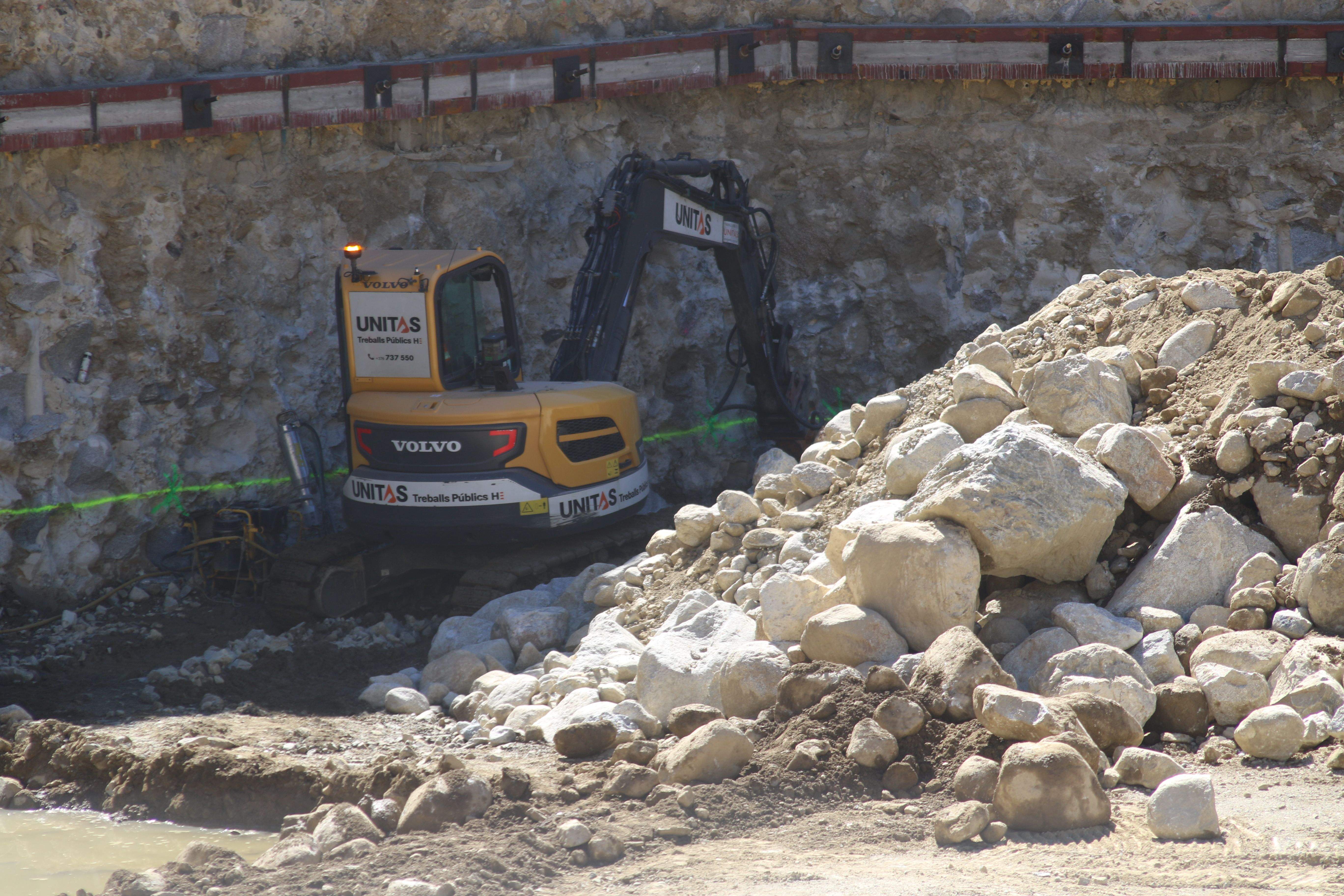 Una excavadora treballant aquest matí en un terreny d'Andorra la Vella.