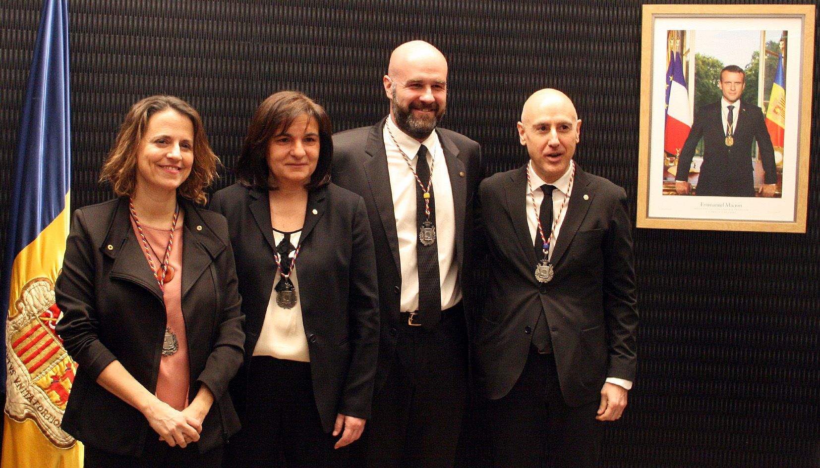 Els cònsols entrants (Rosa Gili i Joaquim Dolsa, als extrems) amb els cònsols sortints (Trini Marín i Marc Calvet, al centre).