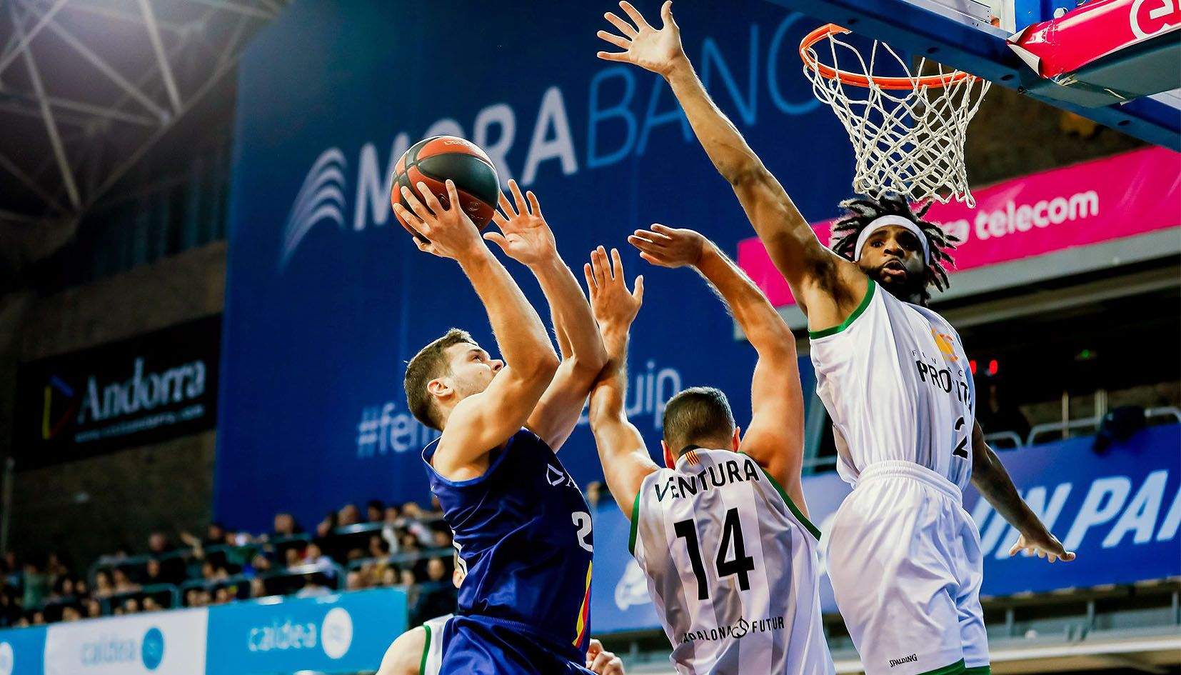 Dejan Todorovic mira de tirar a cistella davant l'oposició de dos rivals.