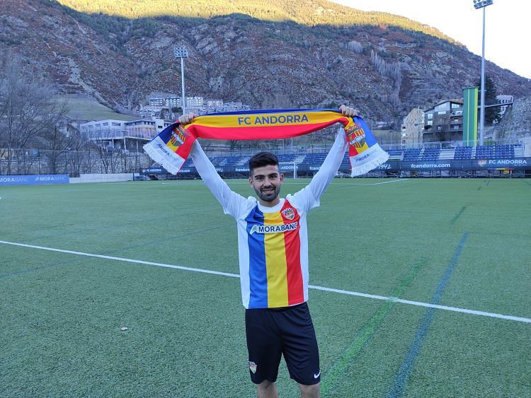 Adri Lledó, amb la bufanda i la samarreta tricolor.