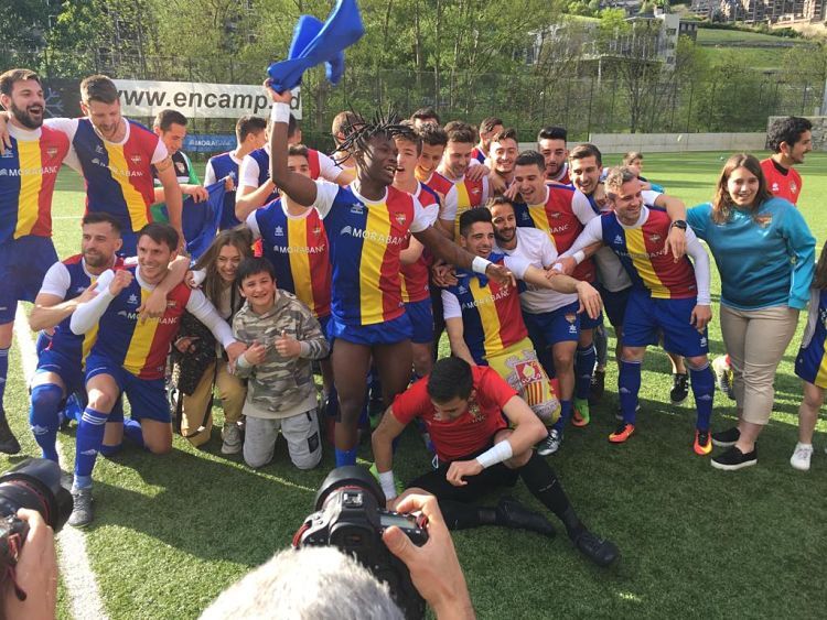 La celebració de l'ascens aconeguit des de Primera Catalana.