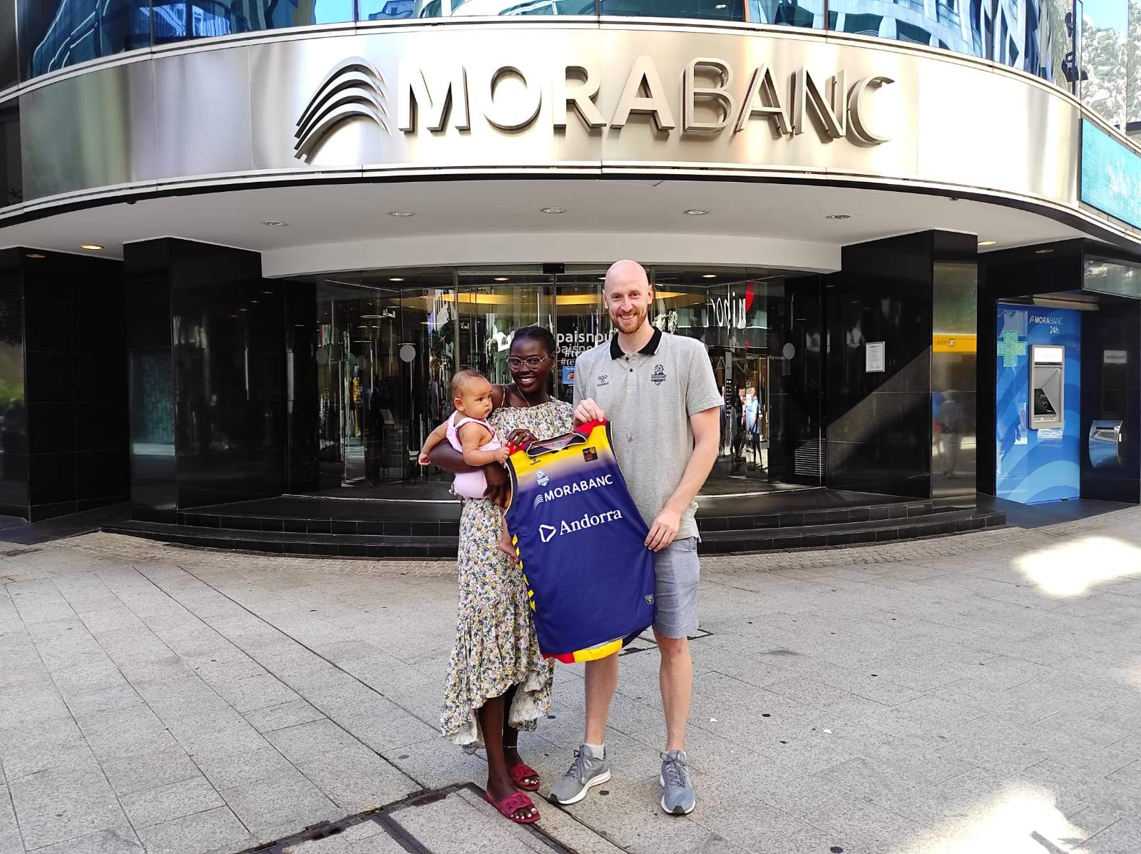 Thomas Schreiner posant amb la parella i la filla, davant de MoraBanc amb la nova samarreta de l'equip.