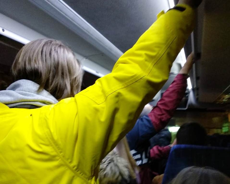 Passatgers drets en un bus ple al Pas de la Casa aquest dijous al vespre.