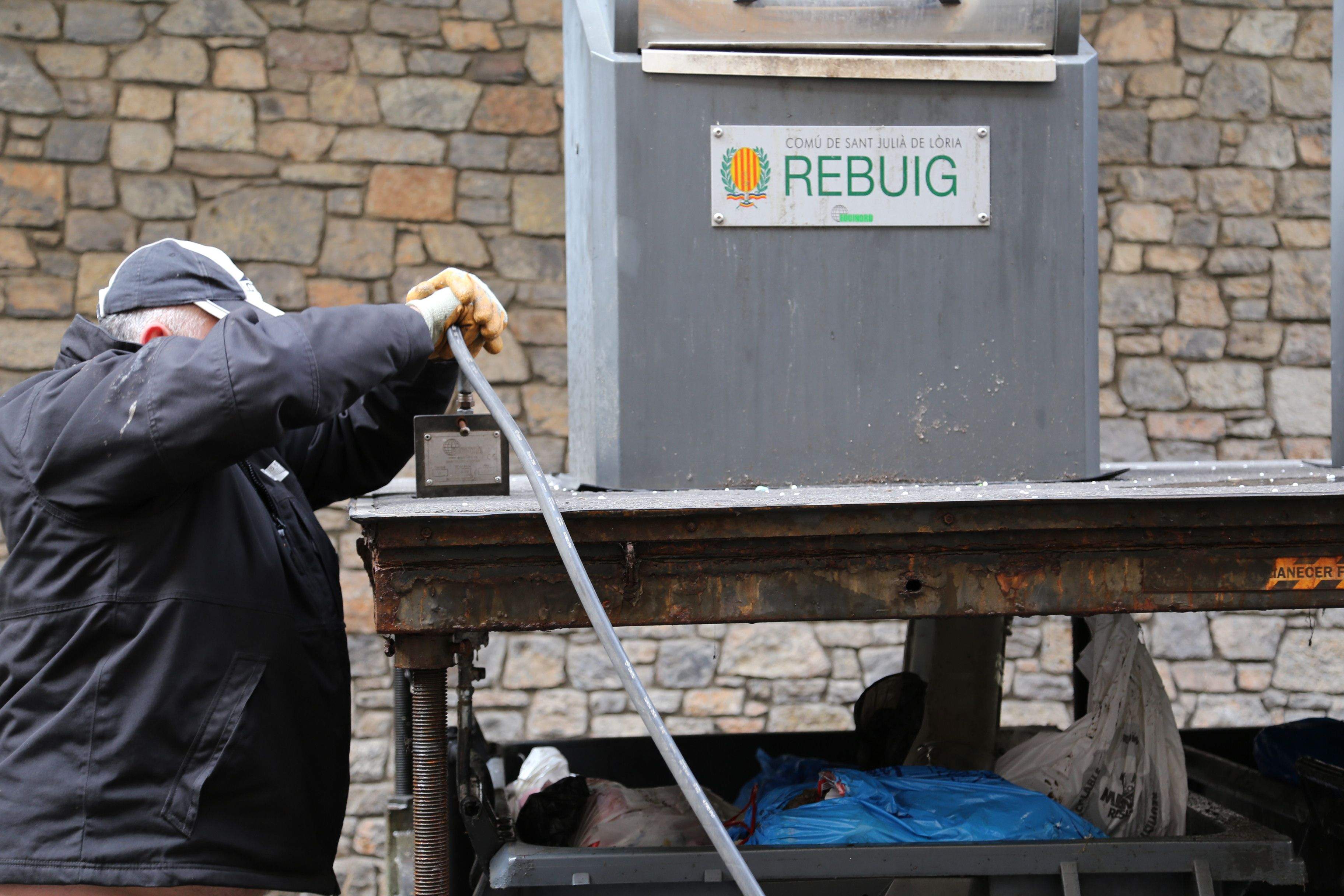 Neteja i reparació dels contenidors del carrer de Lòria aquest divendres.