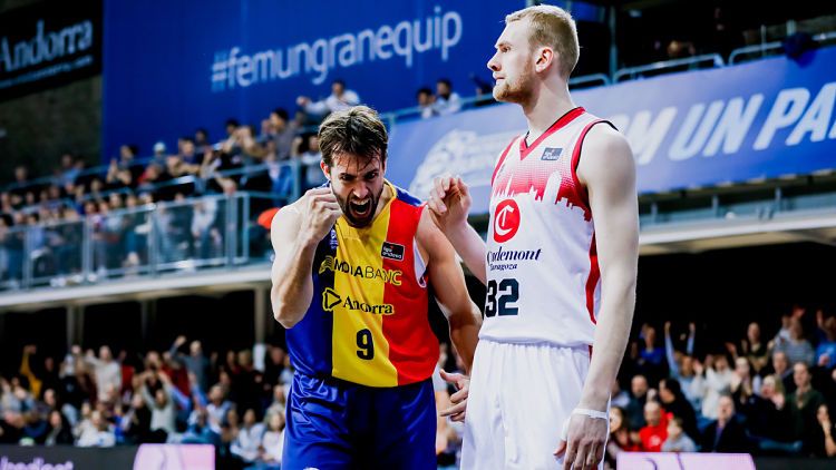 Llovet celebra una de les seves cistelles.