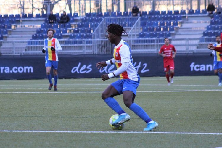 Moha retalla just abans de xutar en el gol.