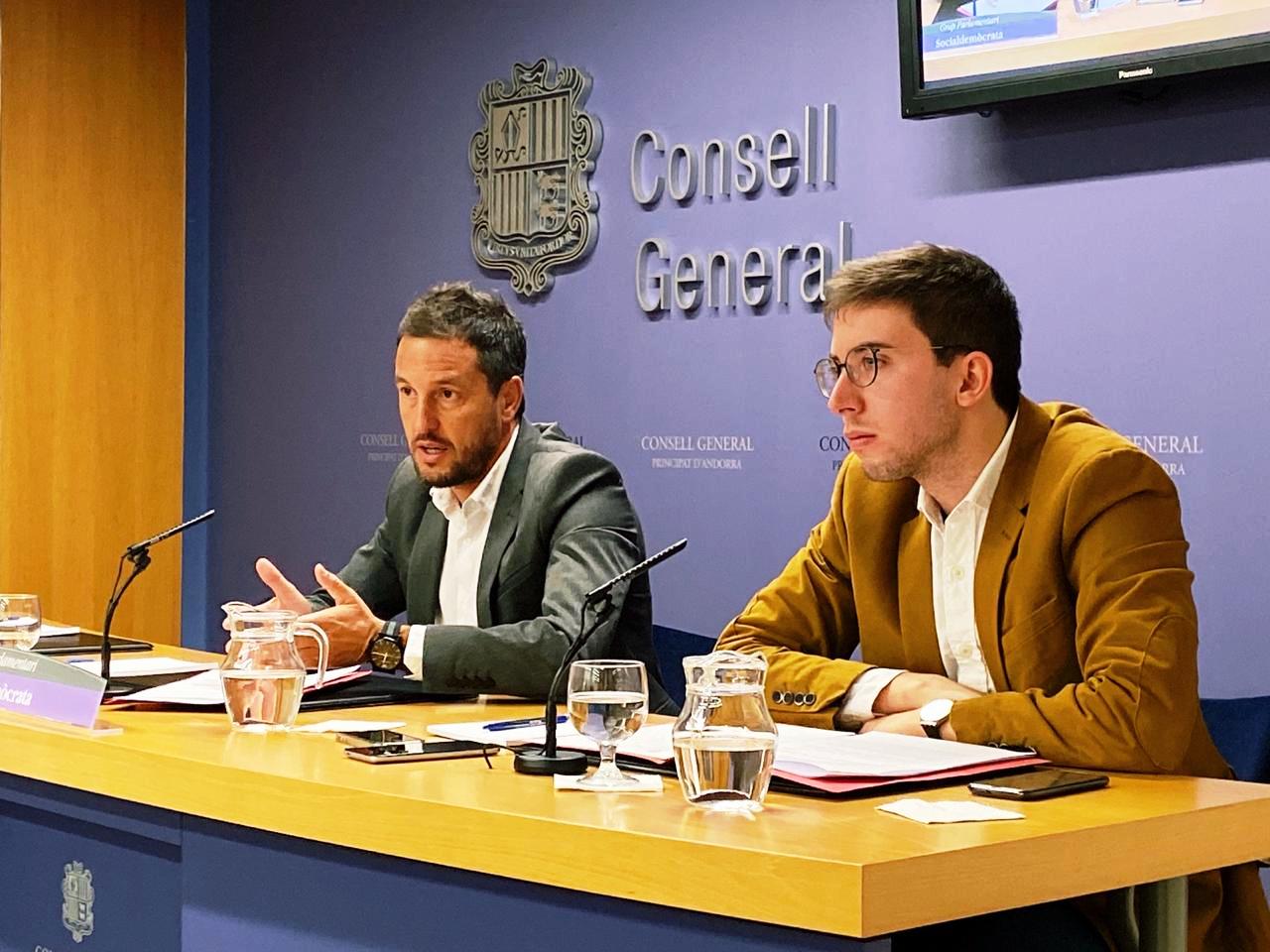 El president i el conseller del grup parlamentari socialdemòcrata, Pere López i Roger Padreny.