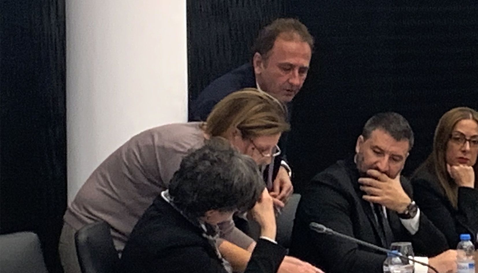 Àngel Grau, al centre de la imatge, mig ajupit, en una de les darreres sessions ordinàries de consell de comú a Escaldes.