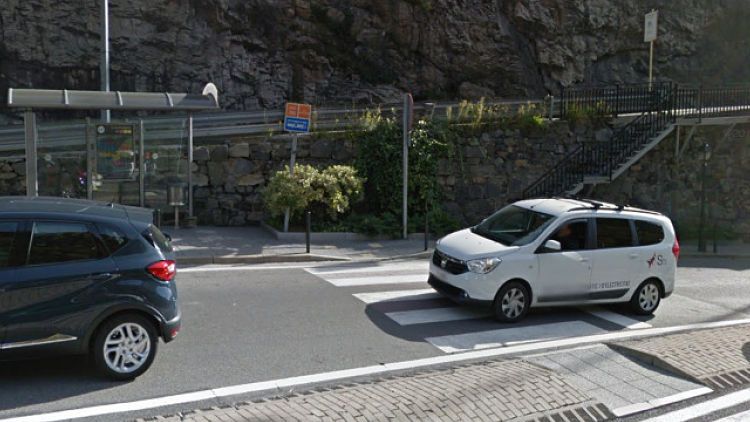 L'actual escala metàl·lica poc accessible a la zona de l'avinguda.