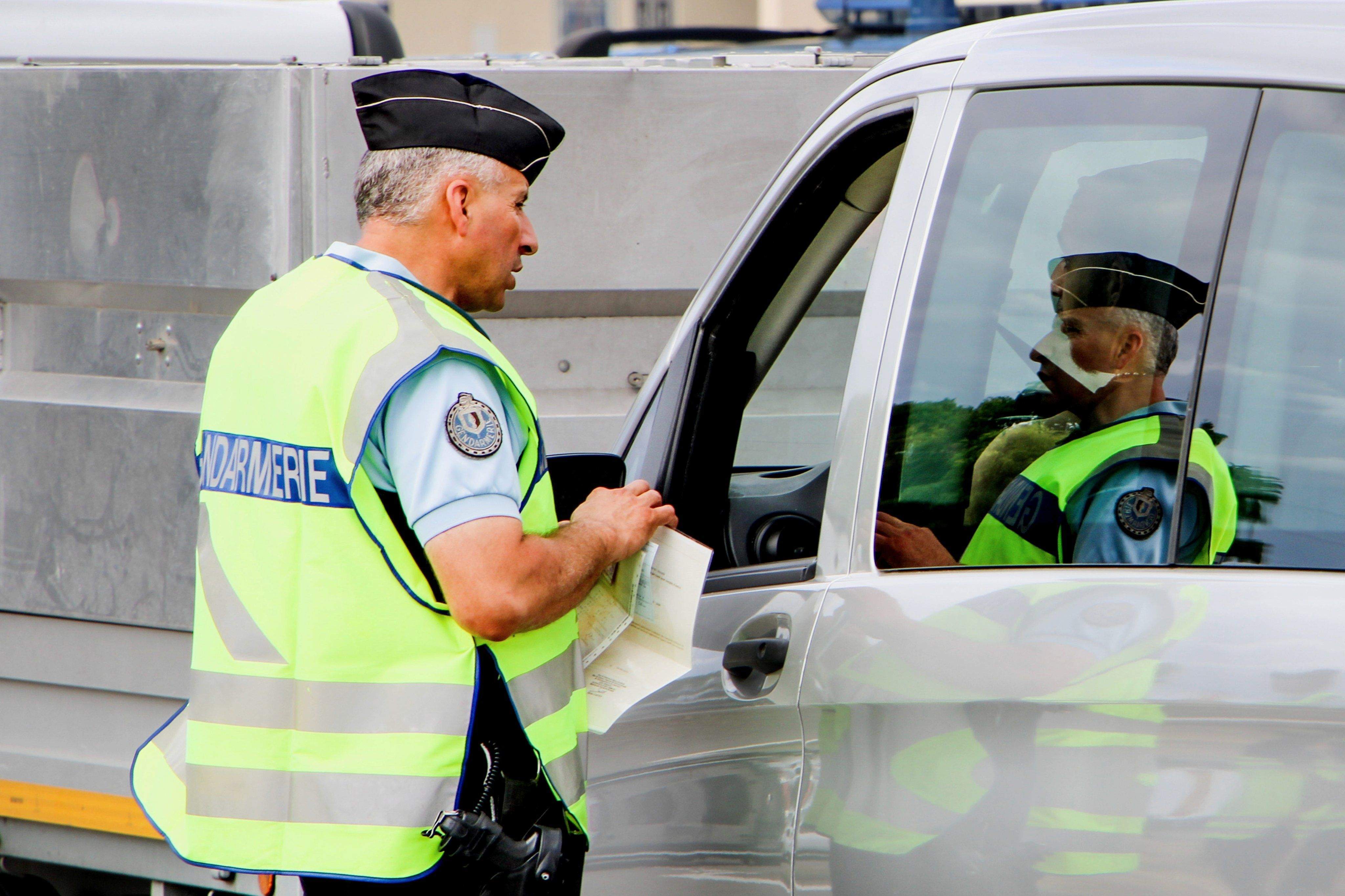 Un gendarme controla la documentació d'un vehicle aquest dilluns a Pamiers.