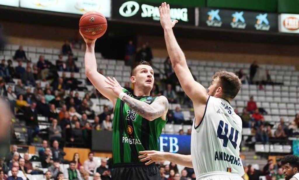 Musli intenta taponar el tir d'Omic.