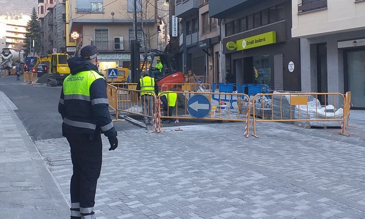Un urbà regula el trànsit a una de les zones on encara es treballa.