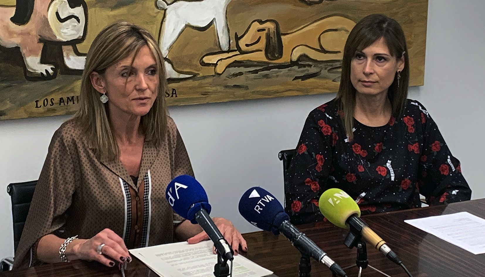 Carmen Rivera -esquerra- i Mònica Lage durant la presentació de l'associació.