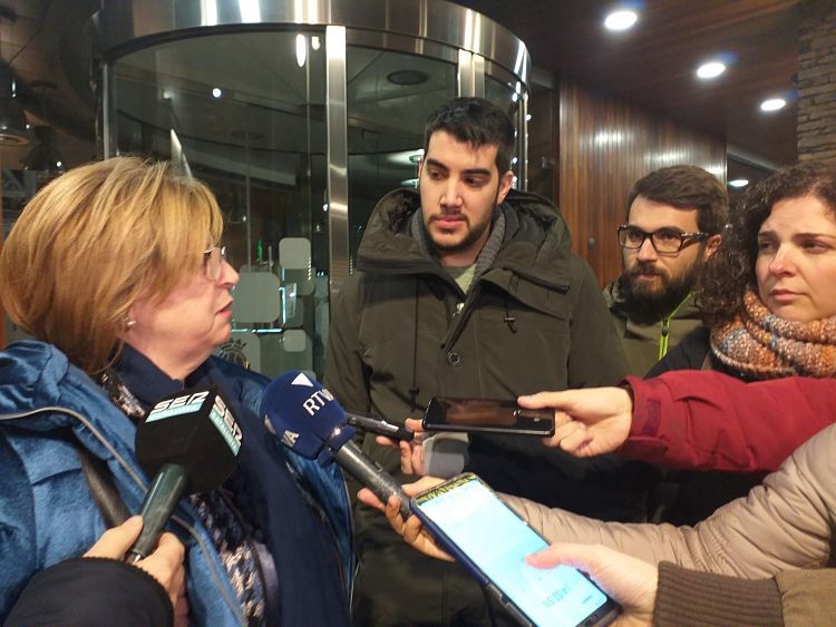 Dolors Carmona, Pere Baró i Joao de Melo atenen els mitjans.