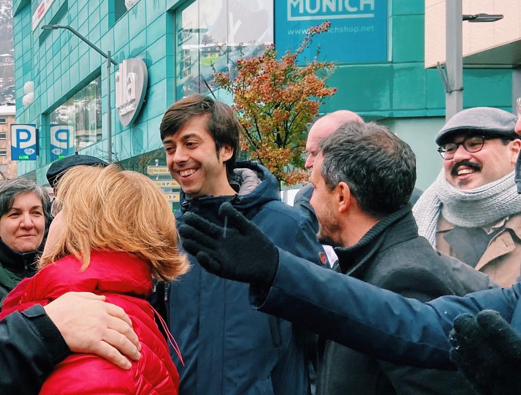 Sergi González, envoltat d'altres membres del PS.