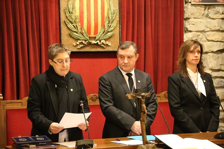 Albós, a l'esquerra, amb els nous cònsols, Josep Majoral i Mireia Codina.